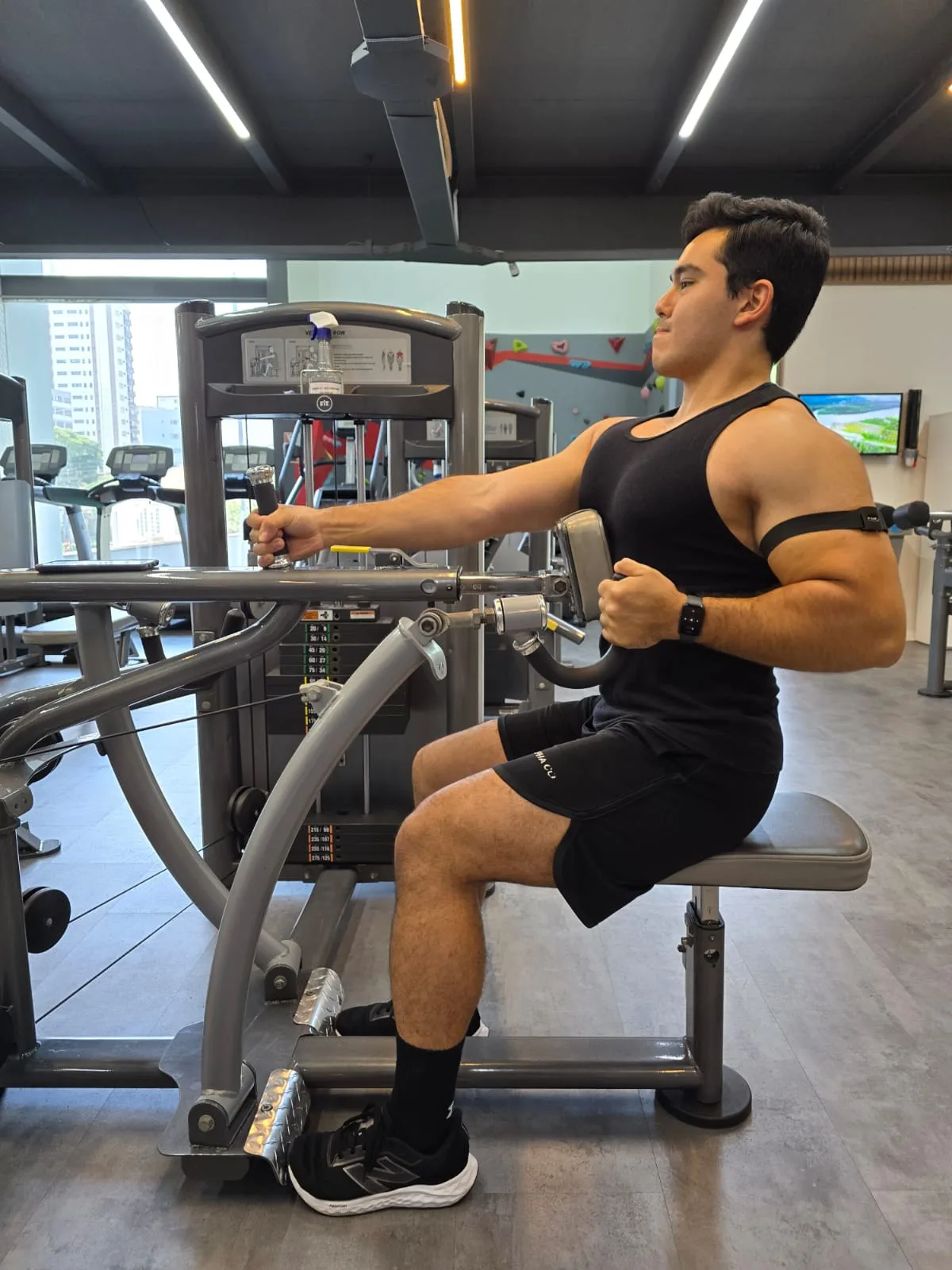 Lucas demonstrando a execução de remada sentada durante um treino